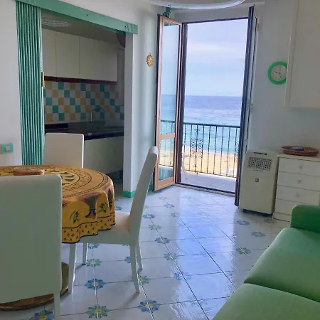 Leo Seaview Apartament *